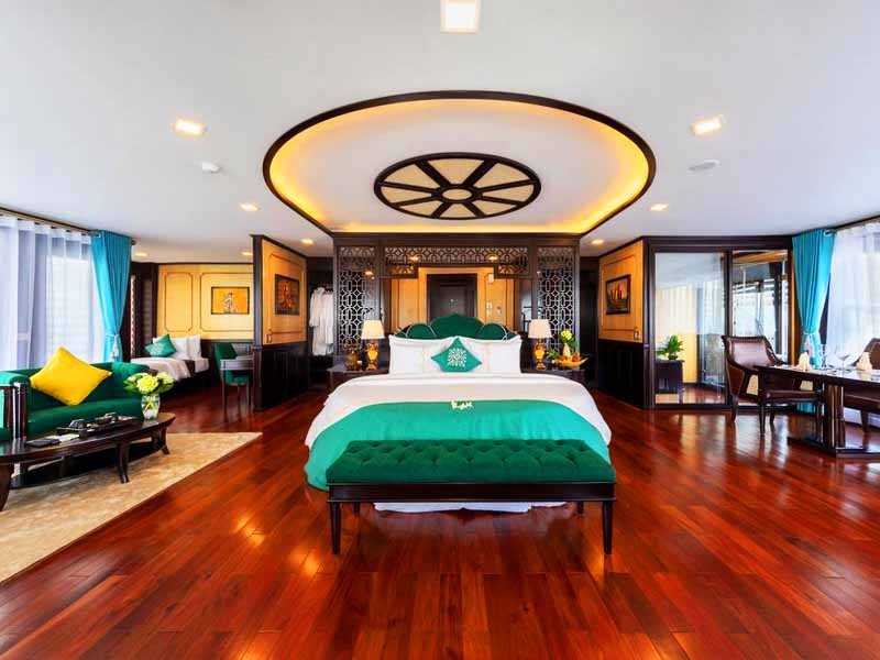 La Regina Legend Cruise - Queen Regent Suite - 2 Pax/ Cabin (Location: 2nd Deck - Private Balcony & Jacuzzi in suite)
